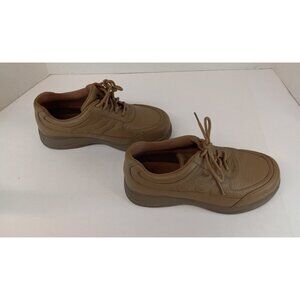 Supremes Women's Shoes Size 5.5 WW Leather Comfort Walking Slip Resistant GUC